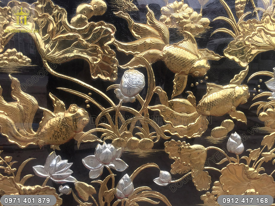 tranh c&aacute; ch&eacute;p hoa sen mạ v&agrave;ng